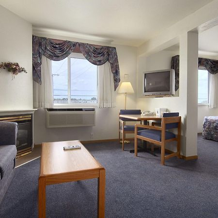 Super 8 By Wyndham Swift Current Hotel Room photo