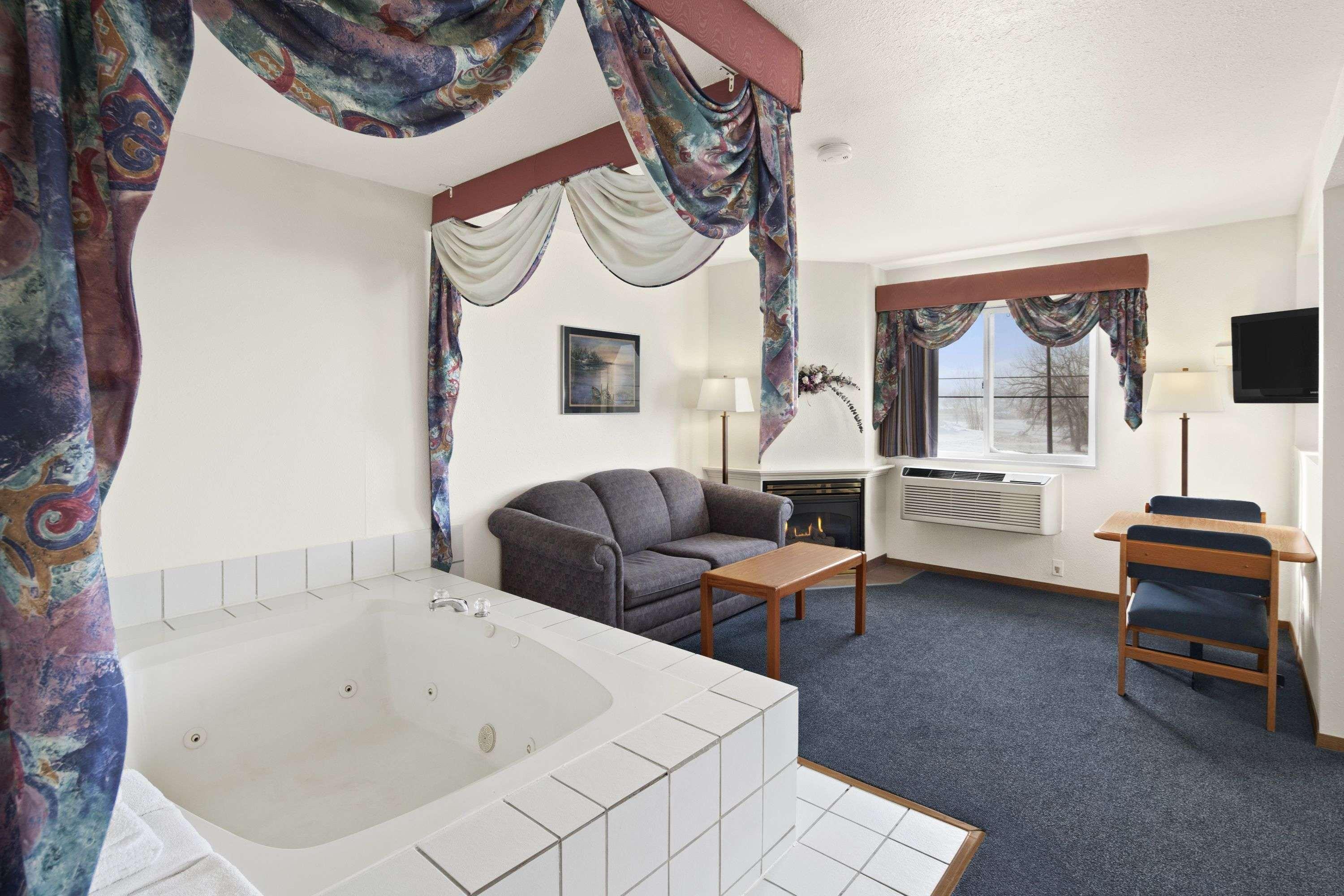 Super 8 By Wyndham Swift Current Hotel Exterior photo