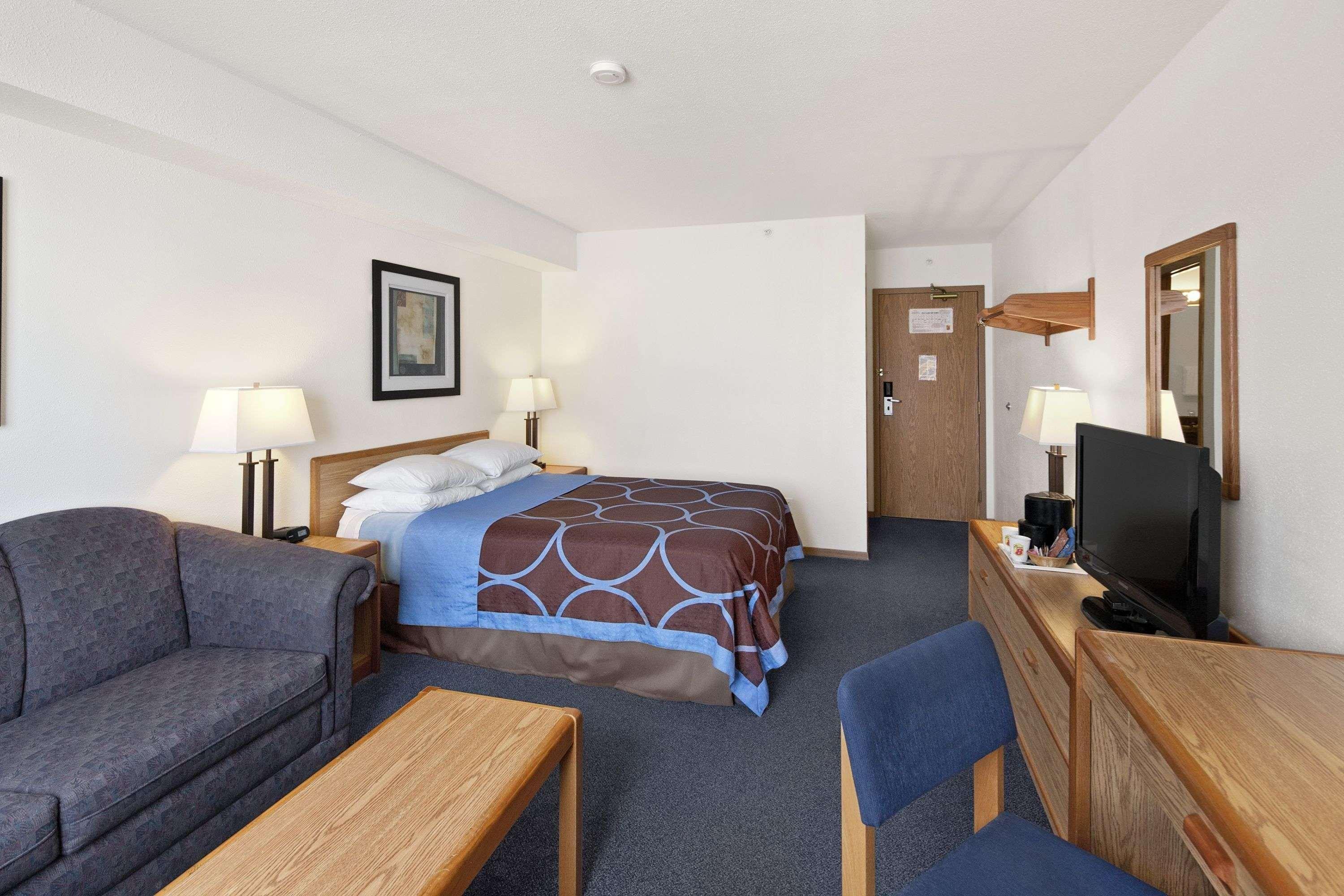 Super 8 By Wyndham Swift Current Hotel Exterior photo