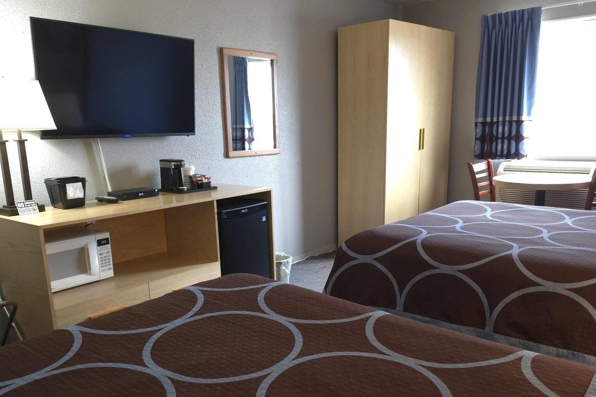 Super 8 By Wyndham Swift Current Hotel Exterior photo